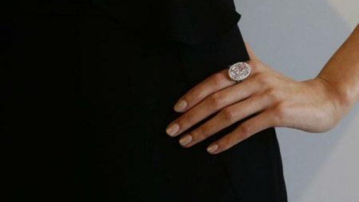 Un diamant roz montat în inelul "Pink Promise", estimat la 35 de milioane de euro, scos la licitație