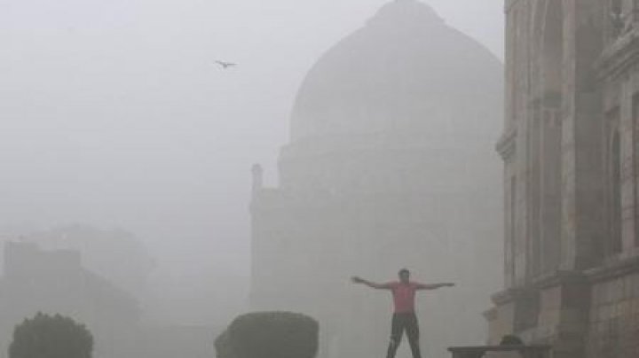 A doua zi de poluare în New Delhi. Două milioane de elevi nu au mers la şcoală din cauza smogului toxic