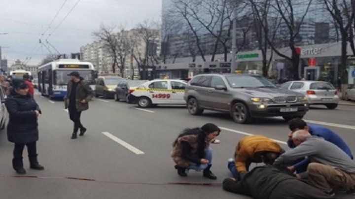 Un bărbat se zbate între viaţă şi moarte după ce a traversat strada într-un loc interzis