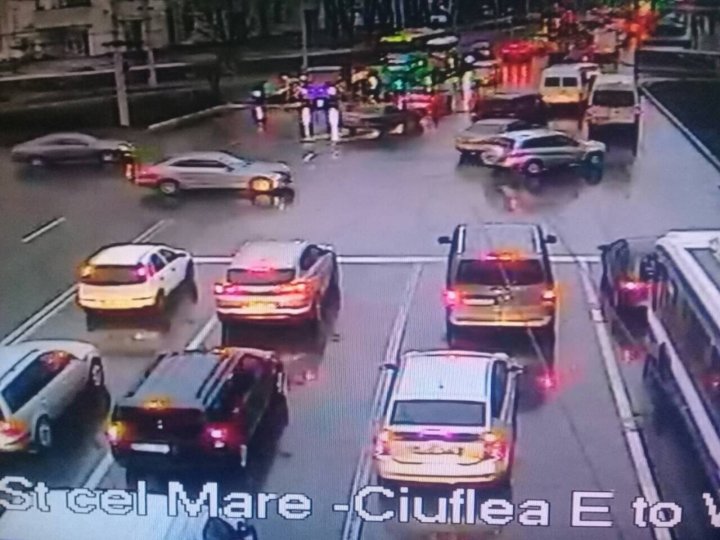 Serviciul InfoTrafic: Cinci accidente în Capitală. Unde se circulă cu dificultate (FOTO)