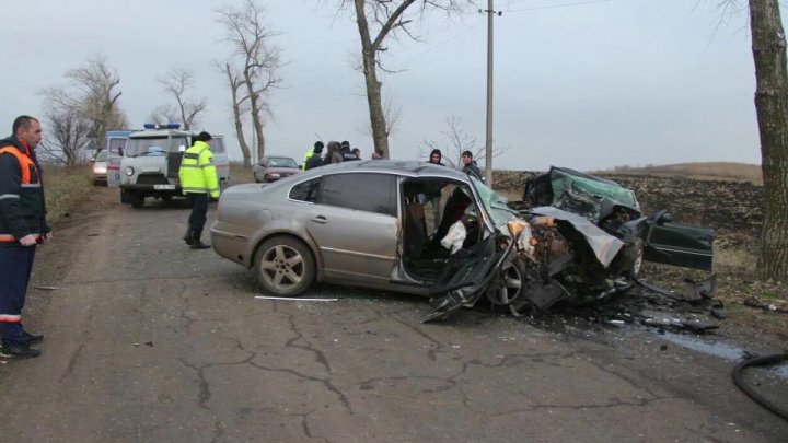 ACCIDENT TERIFIANT la Floreşti. Doi tineri au murit, iar alte trei persoane se află în stare gravă la spital (FOTO)