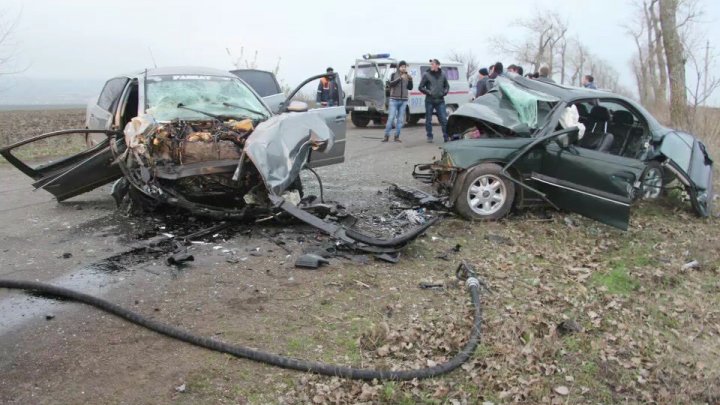 ACCIDENT TERIFIANT la Floreşti. Doi tineri au murit, iar alte trei persoane se află în stare gravă la spital (FOTO)