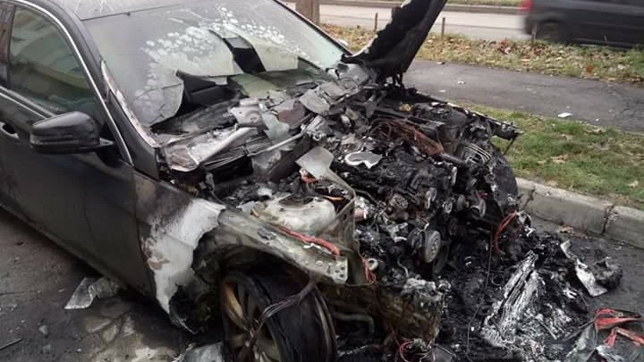 Două mașini AU FOST INCENDIATE pe strada Grenoble din Capitală. Pagubele ajung la zeci de mii de lei (VIDEO/FOTO)