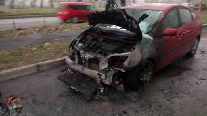 Două mașini AU FOST INCENDIATE pe strada Grenoble din Capitală. Pagubele ajung la zeci de mii de lei (VIDEO/FOTO)