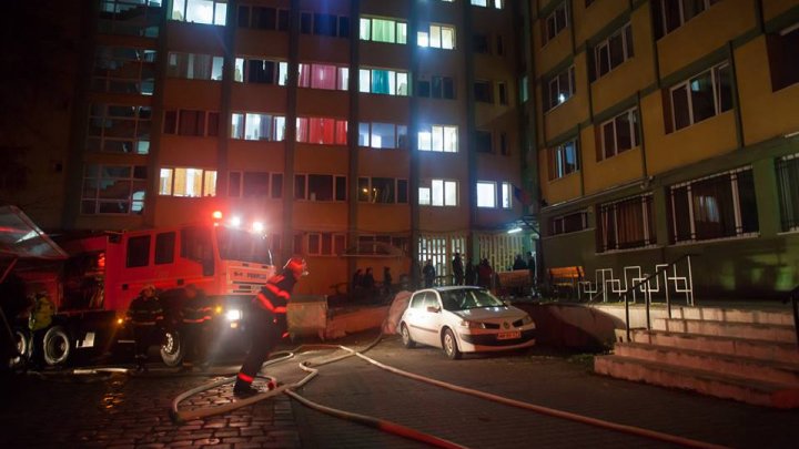 INCENDIU într-un cămin studenţesc din Cluj-Napoca. 160 de persoane au fost evacuate (FOTO)