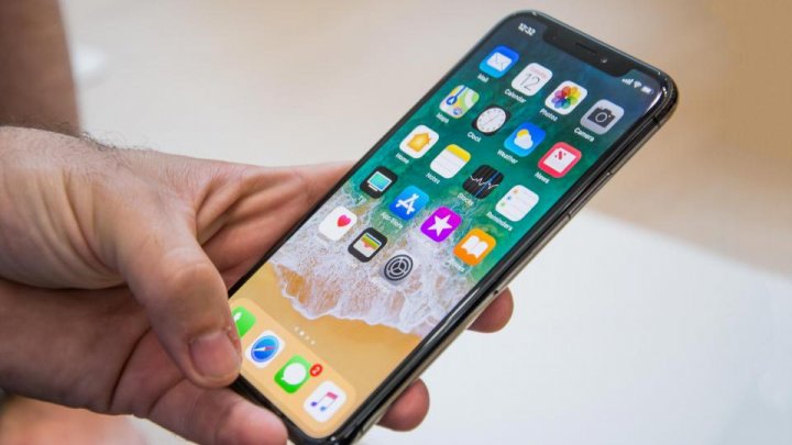 Coadă ca la pâine pentru telefon. Ce rând s-a format pentru noul iPhone X (FOTO)