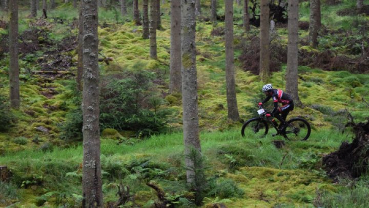 TRUCURI UNICE CU BICICLETA. Matt Jones a realizat acrobaţii de senzaţie