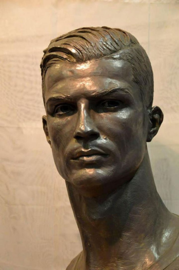 Cristiano Ronaldo, onorat cu un bust pe măsură, după primul eşec de pe aeroportul din Madeira