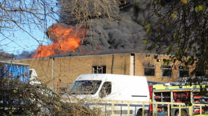 INCENDIU VIOLENT ÎN LONDRA. Un nor uriaș de fum a făcut panică mare în metropolă (VIDEO)