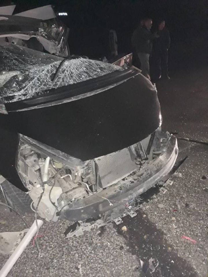 GRAV ACCIDENT la ieşirea din Capitală. Două persoane au ajuns la spital (FOTO)