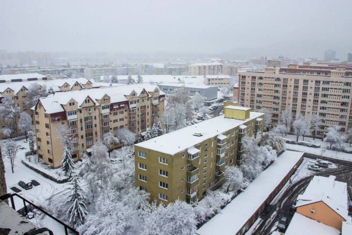 Ninsori şi ploi abundente în România. Mii de case au rămas fără energie electrică (FOTO)