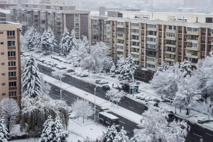 Ninsori şi ploi abundente în România. Mii de case au rămas fără energie electrică (FOTO)