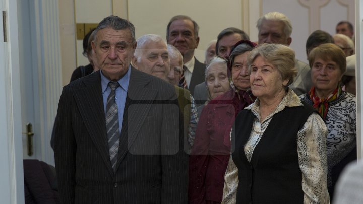 Iubire până la adânci bătrâneți. 50 de cupluri din Chişinău sărbătoresc astăzi nunta de aur (FOTOREPORT)