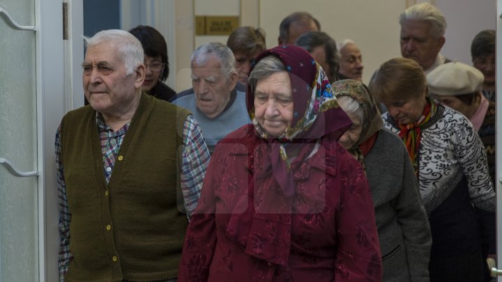 Iubire până la adânci bătrâneți. 50 de cupluri din Chişinău sărbătoresc astăzi nunta de aur (FOTOREPORT)