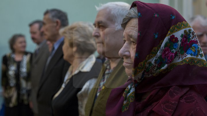 Iubire până la adânci bătrâneți. 50 de cupluri din Chişinău sărbătoresc astăzi nunta de aur (FOTOREPORT)