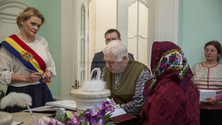 Iubire până la adânci bătrâneți. 50 de cupluri din Chişinău sărbătoresc astăzi nunta de aur (FOTOREPORT)