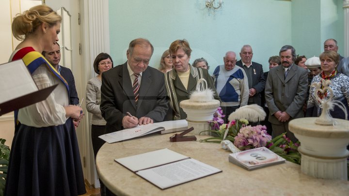 Iubire până la adânci bătrâneți. 50 de cupluri din Chişinău sărbătoresc astăzi nunta de aur (FOTOREPORT)