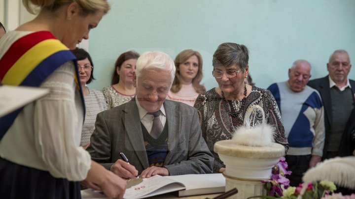 Iubire până la adânci bătrâneți. 50 de cupluri din Chişinău sărbătoresc astăzi nunta de aur (FOTOREPORT)