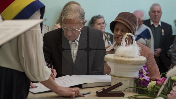 Iubire până la adânci bătrâneți. 50 de cupluri din Chişinău sărbătoresc astăzi nunta de aur (FOTOREPORT)