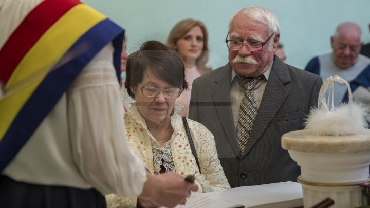 Iubire până la adânci bătrâneți. 50 de cupluri din Chişinău sărbătoresc astăzi nunta de aur (FOTOREPORT)