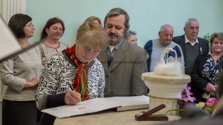 Iubire până la adânci bătrâneți. 50 de cupluri din Chişinău sărbătoresc astăzi nunta de aur (FOTOREPORT)