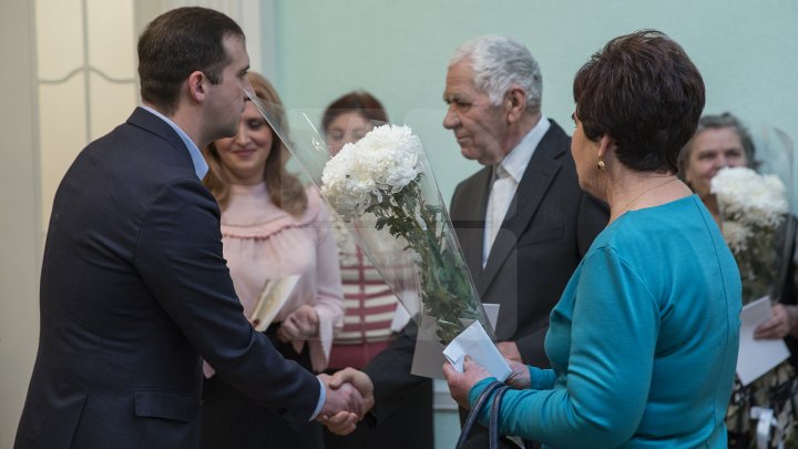 Iubire până la adânci bătrâneți. 50 de cupluri din Chişinău sărbătoresc astăzi nunta de aur (FOTOREPORT)