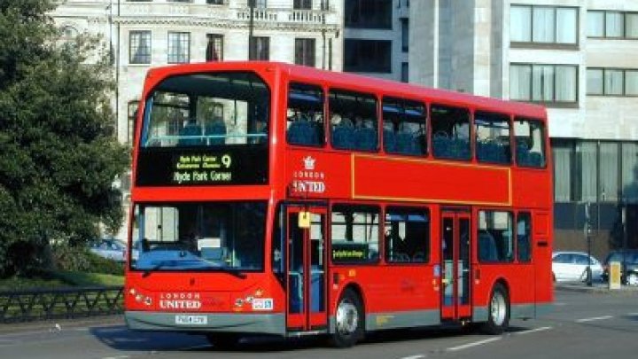 Au văzut moartea cu ochii! Un autobuz londonez a lovit mai multe mașini, în timp ce pasagerii îl implorau să oprească (VIDEO)