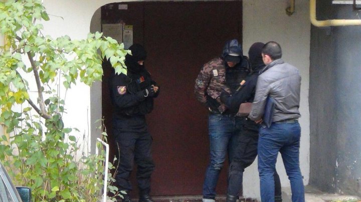 PERCHEZIŢII FĂRĂ PRECEDENT în ţară. Droguri de 8 milioane şi jumătate de lei, confiscate. 19 persoane au fost reţinute