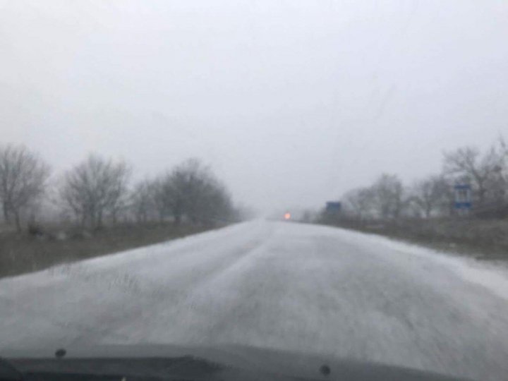 METEO 21 noiembrie 2017. PRIMII FULGI DE ZĂPADĂ în nordul ţării. Câte grade vom avea în termometre (FOTO)