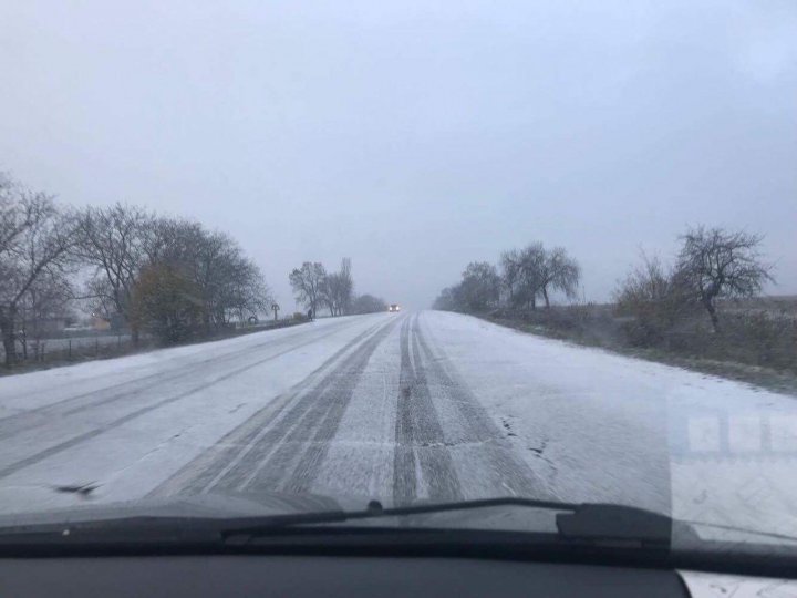 METEO 21 noiembrie 2017. PRIMII FULGI DE ZĂPADĂ în nordul ţării. Câte grade vom avea în termometre (FOTO)