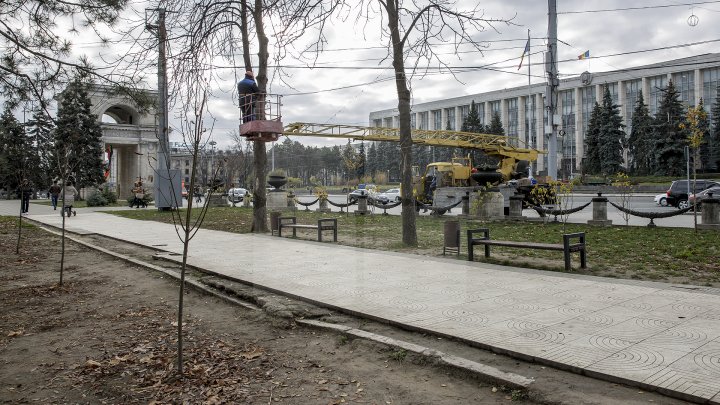 CAPITALA, GATA DE SĂRBĂTORI. În acest an, vor fi instalate 70 de mii de luminițe (FOTOREPORT)