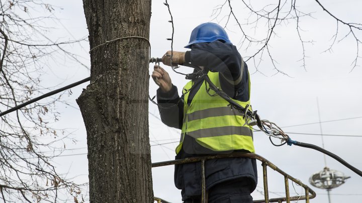 CAPITALA, GATA DE SĂRBĂTORI. În acest an, vor fi instalate 70 de mii de luminițe (FOTOREPORT)