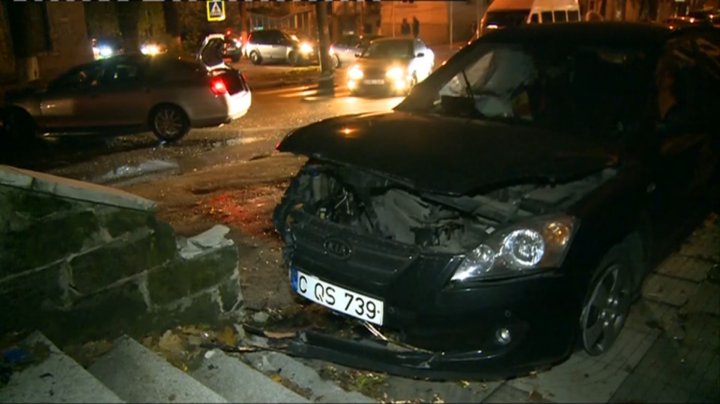 Accident în centrul Capitalei. Două automobilele, grav avariate (VIDEO)