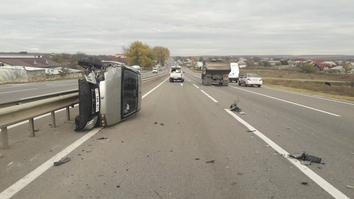 Accident cumplit în apropiere de Măgdăceşti. Un automobil s-a lovit violent cu un KAMAZ (FOTO)