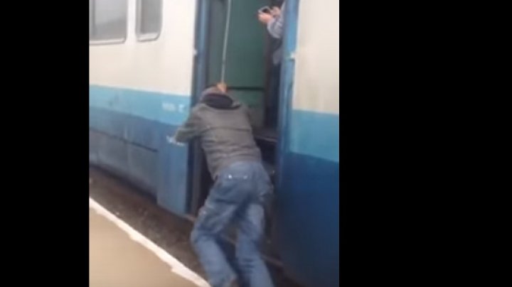 IMAGINI HAIOASE în Ucraina! Momentul în care pasagerii împing un tren defect (VIDEO)