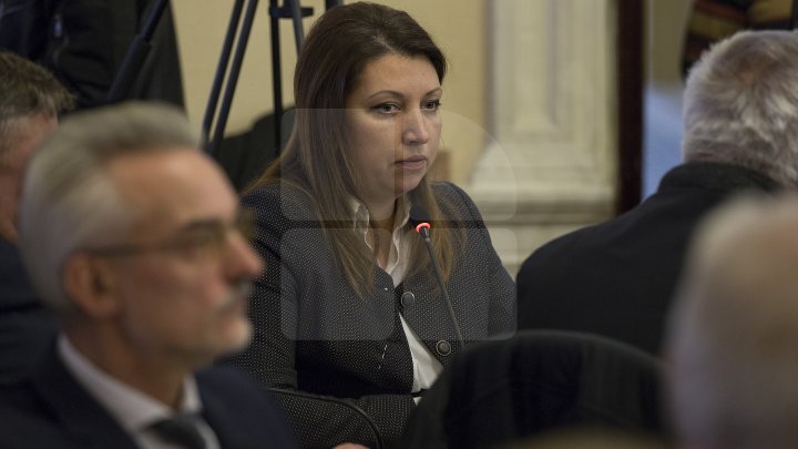 REPLICI ACIDE la şedinţa Primăriei. Silvia Radu l-a luat la rost pe şeful Direcţiei Transport şi Căi de Comunicaţii (FOTO)