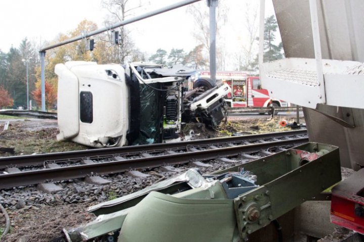 Accident GRAV în Germania. 12 persoane au avut de suferit după ce un tren a lovit un camion (FOTO)