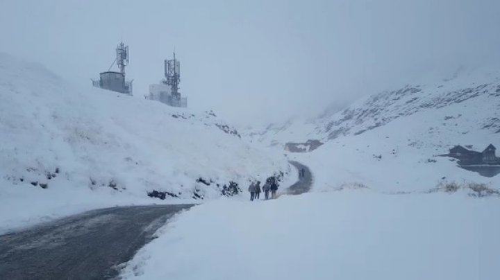 ZĂPADĂ ŞI VISCOL ÎN MAI MULTE REGIUNI. Omătul are peste un metru