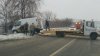 GRAV ACCIDENT pe traseul Chişinău - Dubăsari! Două maşini s-au ciocnit frontal, a treia răsturnată în şant (FOTO)