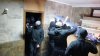 Un bar din Kiev, vandalizat de un grup de bărbaţi mascaţi şi înarmaţi cu ciocane (VIDEO)