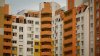 PERICOL DE MOARTE. Ce face o femeie la etajul cinci al unui bloc din Capitală (VIDEO)