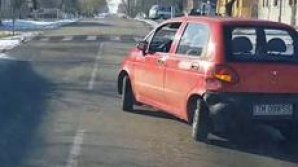 Modul neobişnuit în care circulă o maşină (Video)