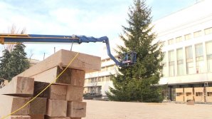 Pregătirile pentru Târgul de Crăciun de pe strada 31 august sunt în toi