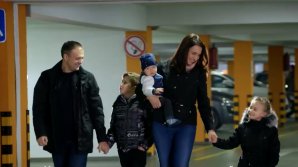 "Aveţi grijă de cei dragi!" Andrian Candu a apărut într-un spot video emoţionant, alături de soţie şi cei trei copii