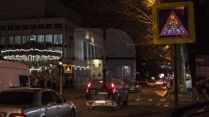 Primele indicatoare pentru pietoni alimentate cu energie solară au apărut în Chişinău. Unde sunt ele (FOTO)