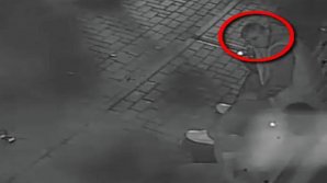 A atacat un tânăr în stradă, i-a furat banii, telefonul mobil şi bijuteriile din argint. Suspectul, CĂUTAT de Poliţie (VIDEO)