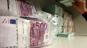 Greu de crezut! Angajata unei bănci a furat UN MILION DE EURO pe care i-a împărţit bisericii şi săracilor