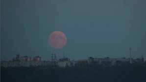 Un astru s-a apropiat la cea mai mică distanţă de Pământ. Cum s-a văzut Super Luna în Moldova (FOTO)