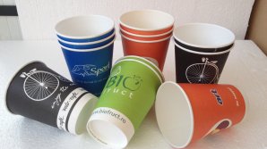 Nu le arunca, fii creativă! Cum să faci decorațiuni de Crăciun din paharele de cafea