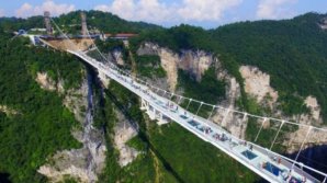 Cel mai lung pod de sticlă a fost inaugurat în China